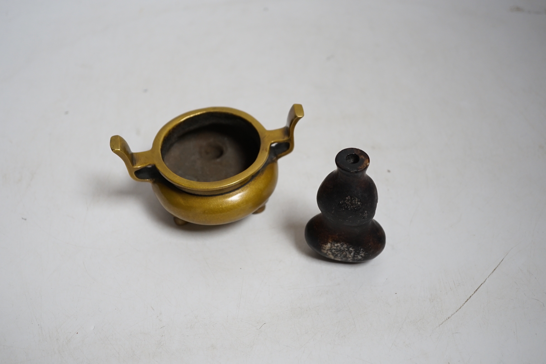 A Chinese bronze censer and a hardstone snuff bottle, 7.5cm
